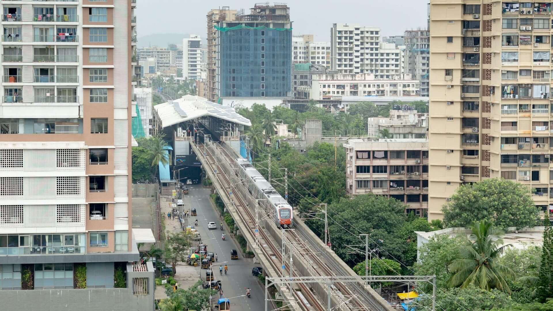 An aerial photo of an elevated train running through Mumbai.